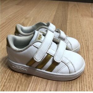 Adidas Gold Stripe Superstar Sneakers Sz 6 Toddler
Kids Baby